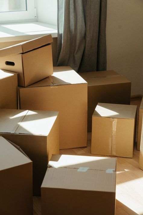 Do you have a big move coming up? Whether its your first apartment, your dream home, or a temporary move, there are some essentials that you'll need to make sure you bring. Check out these essential items that you'll need for your move! #Movers #MovingSoon #PackingList #PackingTips #OrganizationTips #NewHome Free Moving Boxes, Amazon Selling, Moving Help, Moving Checklist, Packing To Move, Big Move, Visual Board, Moving Boxes, Up House