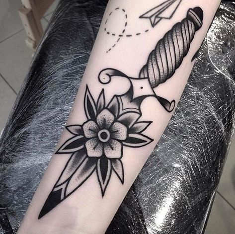 Hanya Tattoo, Tattoos Traditional, Flower Tattoo Meanings, Traditional Tattoo Sleeve, Tasteful Tattoos, Old School Tattoo Designs, Geniale Tattoos, Tattoo Artwork, Arrow Tattoo