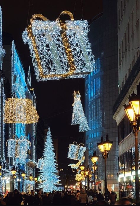 Budapest Aesthetic, Budapest Christmas, City Aesthetics, Christmas Pics, Pretty Brunette, Christmas Inspo, City Vibe, December 2023, Christmas Aesthetic