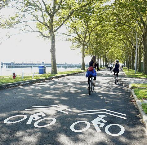 There are plenty of long, spectacular and scenic rides in and around the city to remind you that sometimes the best part of going from point A to point B is the journey itself. City Bike Girl, Bike Riding Aesthetic, Family Cycling, Bike Riding Tips, Riding Aesthetic, Battery Park City, Pedestrian Walk, Williamsburg Bridge, Go Ride