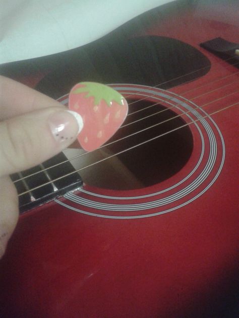 strawberry guitar pick made out of an old CD and painted with nail polish ;) Cute Guitar Picks Aesthetic, Hello Kitty Guitar Pick, Strawberry Guitar Pick, Guitar Pick Painting Ideas, How To Decorate A Guitar, Painted Guitars Ideas Aesthetic, Painted Guitar Picks Diy, Guitar Pick Painting, Guitar Pick Aesthetic