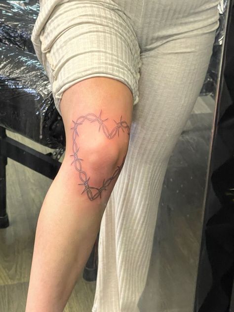 Barbed Wire Heart Tattoo, Traditional Heart Tattoo, Wire Heart Tattoo, Over The Knee Tattoo, Knee Tattoo Ideas, The Knee Tattoo, Traditional Heart Tattoos, Tattoos 2023, Barbed Wire Tattoos