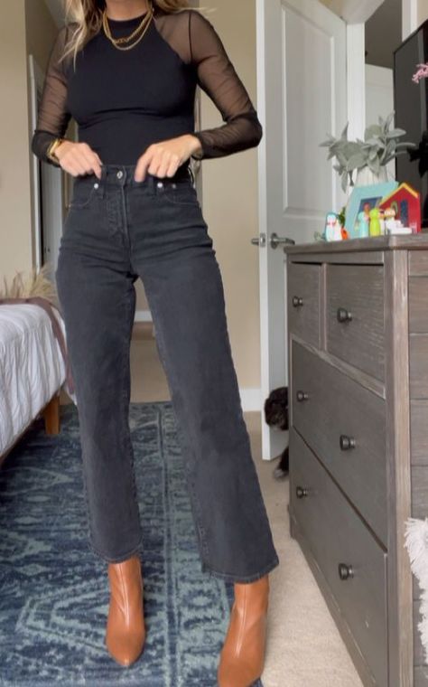 Black Blue Jeans Outfit, Black Jeans Work Outfit Fall, Outfits With Faded Black Jeans, Best Shoes For Straight Leg Jeans, Chic Casual Work Outfits Women, Cute Work Outfits Jeans, Black Jean Office Outfit, Winter Outfits For Warm Weather, Winter Date Day Outfit