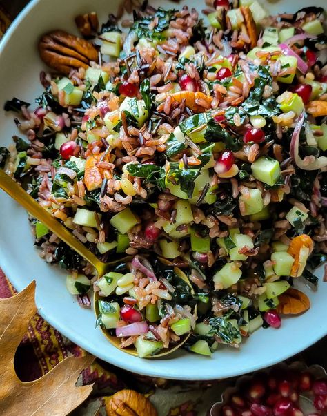 Autumn Wild Rice, Apple and Kale Salad, the perfect blend of autumn textures, colours and flavours, dressed in a maple apple cider vinaigrette. #autumnsalad #autumnflavours #kale #wildricerecipes #wildricesalad #wildriceandapple #maplevinaigrette #autumncooking #fallsalad #fallrecipes #budgetfriendlyrecipes #fallflavours Autumn Wild Rice, Cycle Diet, Fiber Fueled, Veg Salads, Grain Salads, Lacinato Kale, Veggie Dinners, Weekend Lunch, Wild Rice Salad