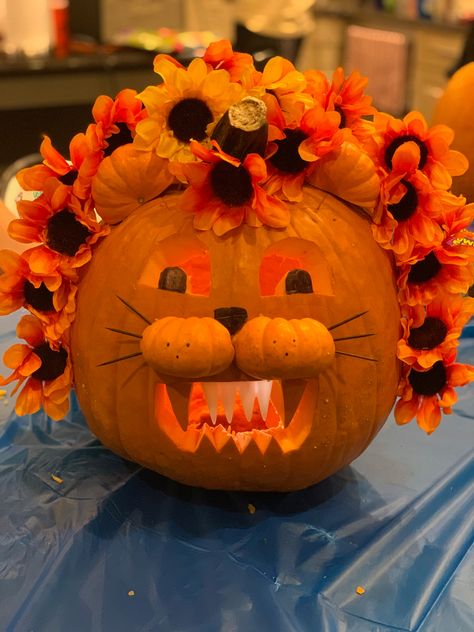 Lion Pumpkin Carving, Lion Pumpkin, Halloween Bricolage, Pumpkin Idea, Creative Pumpkin Decorating, Halloween Arts, Carved Pumpkins, Halloween Arts And Crafts, Creative Pumpkins