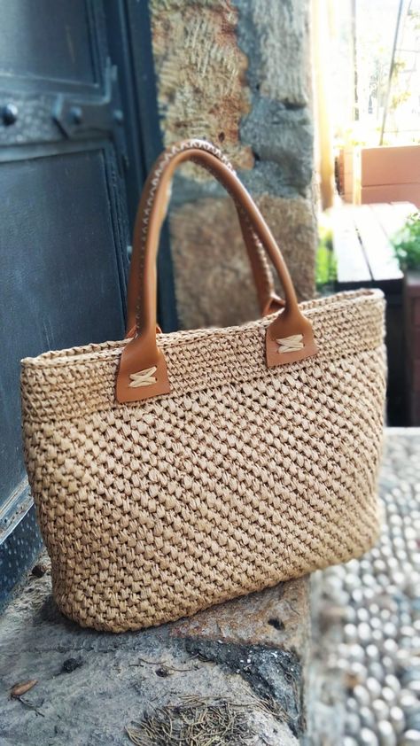 Eco-friendly handmade bag made of leather and raffia! We are proud to offer a sustainable option for those who want to make a stylish and responsible choice. The combination of supple leather and natural raffia creates a unique texture and aesthetic, while handmade construction ensures quality and durability. In addition, every purchase supports our commitment to ethical and environmentally sound practices. Tag a friend who would love this bag! Boho Style Bag, Raffia Crochet, Crochet Shoulder Bags, Boho Handbags, Crochet Bag Pattern Free, Design Bag, Crochet Handbags Patterns, Wicker Bags, Handcrafted Bags