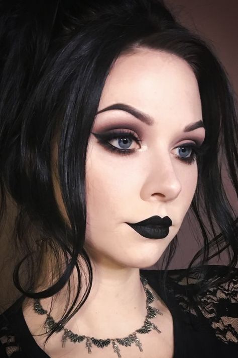 Gothic Eye Makeup, Makeup Emo, Maquillage Goth, Goth Makeup Looks, Goth Makeup Tutorial, Goth Eye Makeup, Dark Makeup Looks, Cute Eyeshadow Looks, Makeup Pengantin