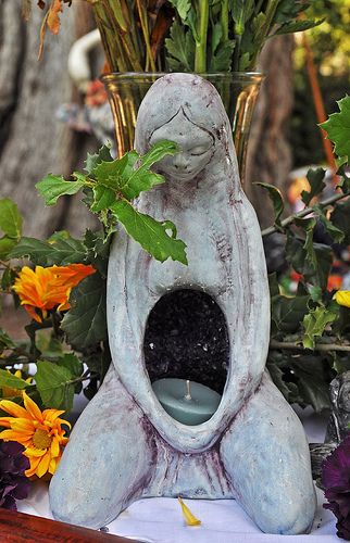 Escultura/Vela Spiritual Pottery Ideas, Spiritual Pottery, Small Altar Ideas, Diy Garden Sculpture, Spiritual Sculpture, Spiritual Garden, Woman Sculpture, Unique Desk, Pagan Crafts