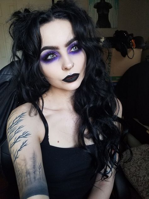 𝖎𝖌: @horridly.lame Black And Red Goth Eye Makeup, Fashion Rocker Chic, Black Edgy Hair, Goth Aesthetic Hair, Metal Concert Makeup Looks, Goth Festival Makeup, Dark Fairy Costume Makeup, Witchy Makeup Aesthetic, Pastel Goth Makeup Looks