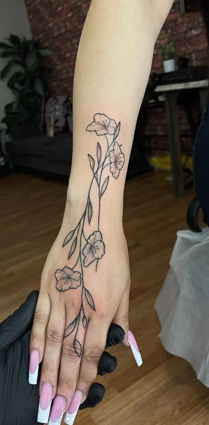 Flower Vine Hand Tattoos For Women, Traditional Hand Tattoo, Side Hand Tattoos, Mandala Hand Tattoos, Butterfly Hand Tattoo, Rose Hand Tattoo, Tattoo Me, Knuckle Tattoos, Hand Tats