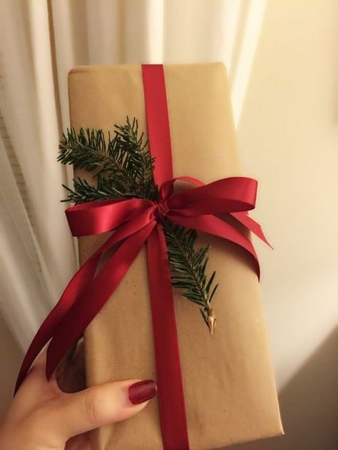 Christmas Gift Wrapping Ideas Brown Paper, Christmas Gift Wrapping Ideas Brown Paper Red Ribbon, Red Ribbon Gift Wrapping Ideas, Christmas Gift Wrapping Brown Paper, Red Gift Wrap, Brown Wrapping Paper Christmas, Kraft Christmas Wrapping, Kraft Wrapping Paper Ideas Christmas, Kraft Paper Gift Wrap