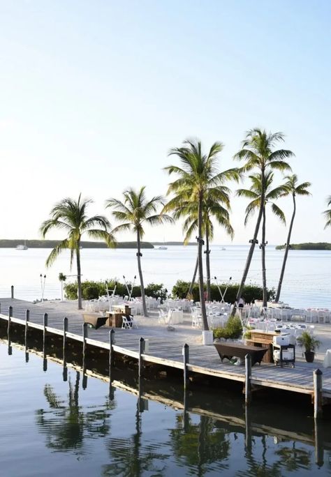 Florida Keys Elopement, Small Florida Wedding, Waterfront Wedding Ideas, Affordable Destination Wedding, Coastal Wedding Venues, Florida Keys Wedding Venues, Outdoor Beach Wedding, Captiva Island Florida, Tropical Table