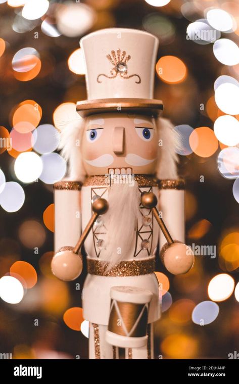 Download this stock image: Frontal classic soldier drummer nutcracker statuette with white and gold uniform and drum in front of blurred Christmas tree with orange tones - 2DJHANP from Alamy's library of millions of high resolution stock photos, illustrations and vectors. Nutcracker With Drum, Blurred Christmas Tree, Drummer Nutcracker, Nutcracker Drummer, Nutcracker Ideas, Crafts 2023, Drummer Boy, Orange Tones, Boys Christmas