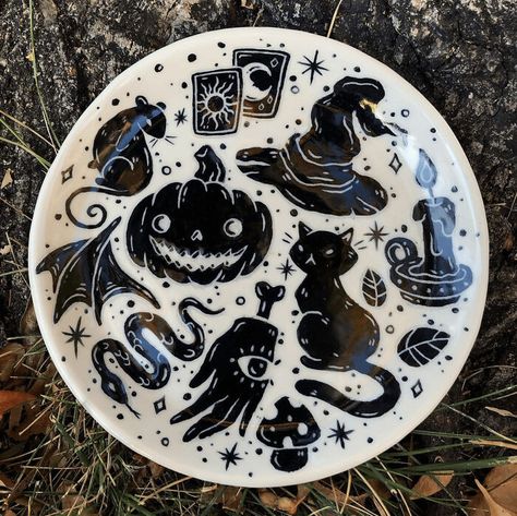 Ceramic Cafe, Halloween Plates, Painted Ceramic Plates, Diy Pottery Painting, Modern Graphic Art, Paint Your Own Pottery, Pottery Painting Designs, Diy Pottery, Human History