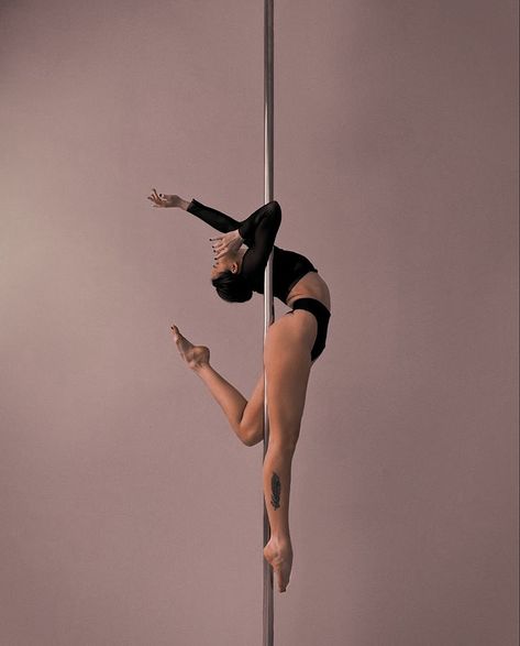 Pole Dance Photoshoot Ideas, Pole Dance Photoshoot Poses, Pole Photoshoot Ideas, Easy Pole Poses, Pole Dance Photography Posing Ideas, Pole Dancing Aesthetic Outfits, Pole Dance Poses Photo Shoots, Pole Dance Figuras, Pole Photoshoot Poses