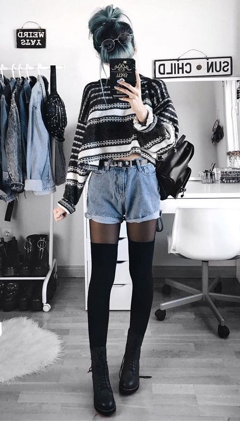 Check out these awesome 34 fashion looks for this season. Get cozy in style! Grunge Winter Outfits, Grunge Outfits Winter, E Girl Style, Mode Ulzzang, Look Grunge, Mode Grunge, 일본 패션, Emo Girl, Winter Shorts