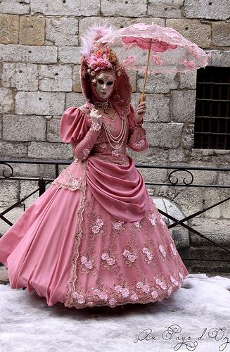 Carnaval vénitien d'Annecy Carnivale Costume, Venetian Costumes, Venice Carnivale, Venice Carnival Costumes, Costume Carnaval, Costume Venitien, Venice Mask, Venetian Carnival Masks, Venetian Carnival