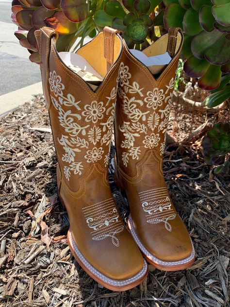 Volcano boots made with real leather, in the color honey/miel Come embroidered with a gorgeous design! Brown And White Cowgirl Boots, Boots For Quinceanera, Mexican Cowgirl Boots, Cowboy Boot Design, Boots Vaqueras, Quince Boots, Mexican Boots For Women, Wedding Cowboy Boots For Bride, Womens Square Toe Cowboy Boots