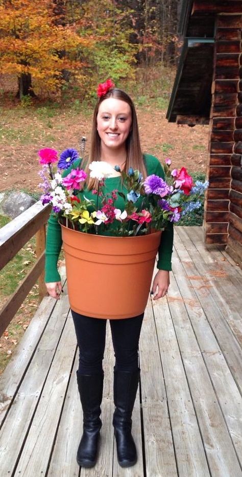 DIY flower pot costume Flower Pot Halloween Costume, Flower Garden Costume, Flower Halloween Costume Womens, Diy Flower Costume Women, Adult Flower Costume, Loteria Costumes Ideas, Flower Costume Diy Women, Diy Flower Costume, Flower Power Costume