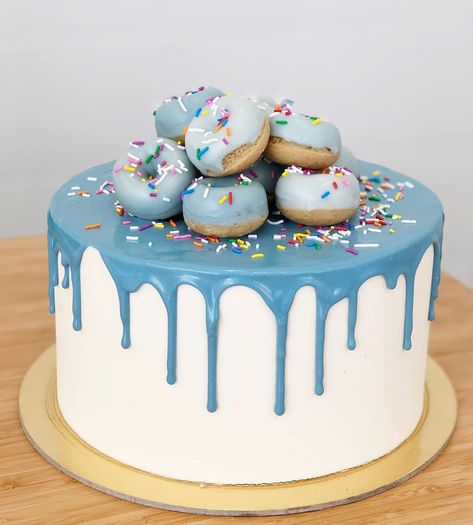 Pretty Sweet Bakeshop on Instagram: “Always love a good drip cake with donuts. Classic 👌🏼🍩” Blue Donut Cake, Donut Cake Ideas, Blue Drip Cake, Donut Birthday Cake, Blue Donuts, Dad Birthday Cakes, Donut Cake, 1 Birthday, Donut Party