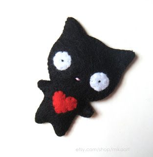 MiKa Art Blog: Felt Brooch; Black cat with red heart Goth Plushies Diy, Black Felt Crafts, Things To Make Out Of Felt, Felt Paper Craft, Cat Felt Pattern, Felt Plushies Pattern, Felt Plushies, Felt Toys Diy, Felt Plushie