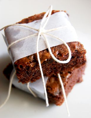 Cute way to serve brownies How To Serve Brownies, Brownies Serving Ideas, Brownies Packaging Ideas Diy, Brownie Packaging Ideas, Special Brownies, Brownies Decorados, Brownie Packaging, Bake Sale Packaging, Baking Packaging