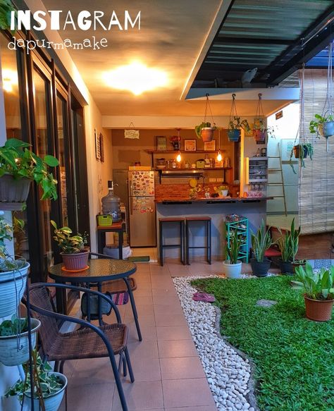 Ingin dapur terbuka dengan pemandangan yang segar .... ide dapur terbuka yang memberikan nuansa nyaman dan bikin betah berlama2 di dapur Dapur Outdoor, Dapur Aesthetic, Small Backyard Garden Design, Industrial Kitchen Design, Interior Design Kitchen Small, Courtyard Design, House Floor Design, Small Backyard Gardens, Kitchen Design Plans