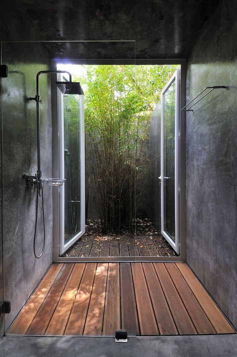 This would be awesome                                                                                                                                                                                 More Concrete Bathroom Design, Dekorere Bad, Open Showers, Tropical Bathroom, Amazing Showers, Concrete Bathroom, Building A Container Home, Outdoor Bathrooms, Hus Inspiration