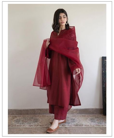 DYOT (@dyot.pk) • Instagram photos and videos Oasis Bedroom, Simple Dress Casual, Desi Fashion Casual, Casual Indian Fashion, Pakistani Dresses Casual, Pakistani Fancy Dresses, Beautiful Pakistani Dresses, Modest Dresses Casual, Salwar Kamiz