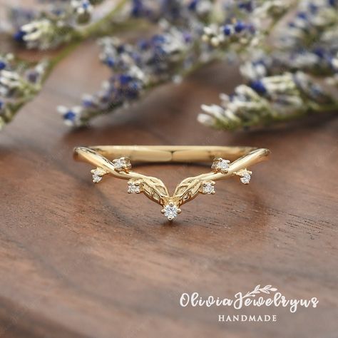 Leaf Wedding Band Curved Moissanite Ring Yellow Gold Vintage Moissanite Matching Band Stack Ring Bridal Anniversary Ring Leaf Jewelry ▶ Ring Details: ※Metal: Silver or 10K, 14K, 18K Solid Gold (Rose, White, or Yellow) ▶Wedding Ring： ※Stone Type: Moissanite  ※Shape&Quality: Round cut, DEF/VVS-VS (Moissanite) ※Band Width: approximately1.6 mm ❤EXPLORE MY SHOP❤ https://www.etsy.com/shop/oliviajewelryus ▶Tips: ※Accept return and exchange for normal orders. All returns are now eligible for a full refu Ring Enhancer Yellow Gold, Vine Wedding Ring, Leaf Wedding Band, Diamond Ring Unique, Floral Wedding Bands, Silver Tips, Custom Diamond Rings, Ring Cluster, Moissanite Band