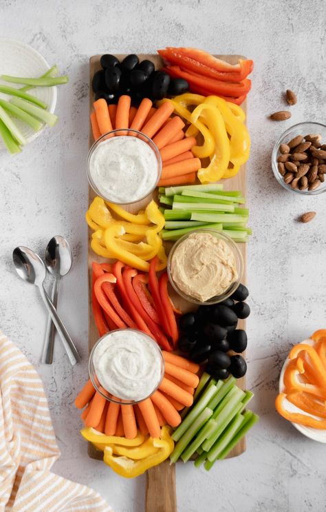 Veggie Platter Super Bowl, Veggie Charcuterie Board Ideas Simple, Dips Platter Ideas, Finger Food Vegetables, Best Party Snacks Finger Foods, Snacks For Birthday Party For Adults, Veggie Sticks Platter, Finger Food Dips, Appetizer Recipes Vegetable