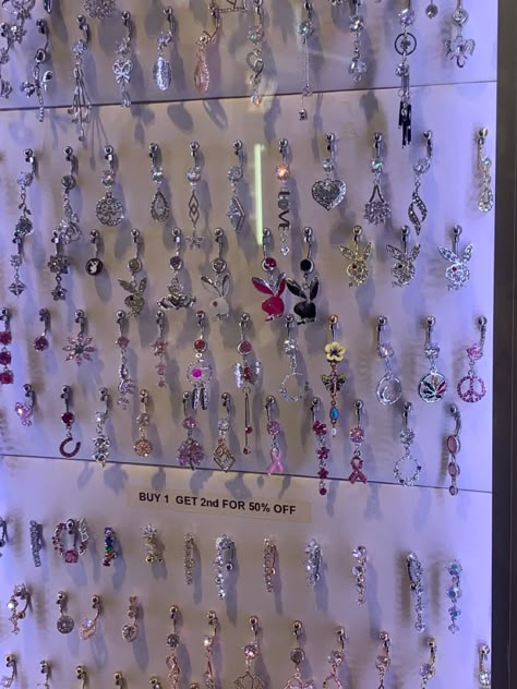 Belly Button Piercing Hello Kitty, Belly Button Piercing Long, Belly Percinings, Y2k Belly Button Piercing, Pretty Belly Button Piercings, Types Of Body Piercings, Belly Jewellery, Belly Button Piercing Cute, Cute Belly Rings