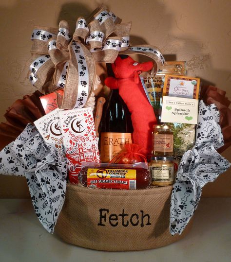 Dog Themed basket for raffle idea - mix of treats for owner & pet...  (Who is who?!?) Dog Hampers Gift Baskets, Pet Raffle Basket Ideas, Diy Wine Gift Baskets, Silent Auction Gift Basket Ideas, Basket Themes, Pet Gift Basket, Basket Raffle, Auction Gift Basket Ideas, Tricky Tray