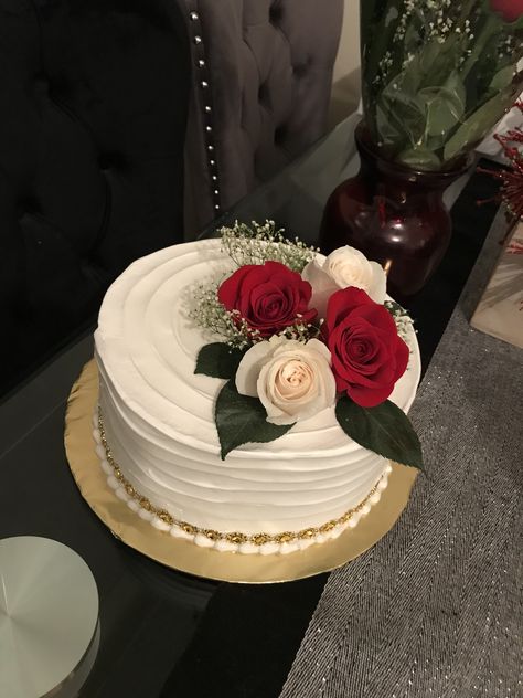 White Cake With Red Roses Single Tier, Birthday Cake With Roses Flowers, Anniversary Small Cake Ideas, Anniversary Cake Flowers, Fresh Rose Cake, Fresh Flower Cake Design, Anniversary Cake Decorating Ideas, Real Flower Cake Design, Anniversary Simple Cake