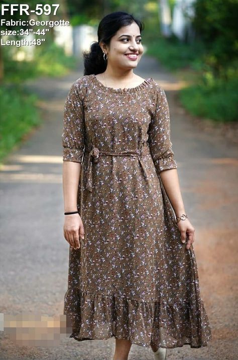 Normal Dress Simple, Sari Frock, Unique Kurti Designs Style, Frocks Models, Elegant Maxi Dresses, Frocks And Gowns, Simple Frock Design, Long Frock Designs, Fashion Dresses Formal