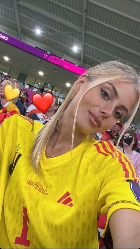 Soccer Mom Haircut, Mishel Gerzig, Igs Ideas, European Style Outfits, Football Wife, Footballers Wives, Women Football, Football Wags, Crop Hair