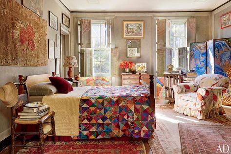 A New York Townhouse Filled with Family Heirlooms and Antique Treasures Manhattan Townhouse, New York Townhouse, Bloomsbury Group, Chic Spaces, Traditional Bedroom, Cafe Curtains, Sofa Upholstery, The Bedroom