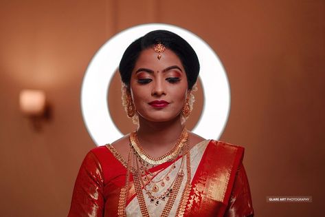 Indian Bride Poses, Indian Wedding Makeup, Indian Bride Makeup, Bride Photos Poses, Bridal Makeup Images, Indian Wedding Photography Couples, Engagement Photography Poses, Indian Bridal Photos, Bridal Photography Poses