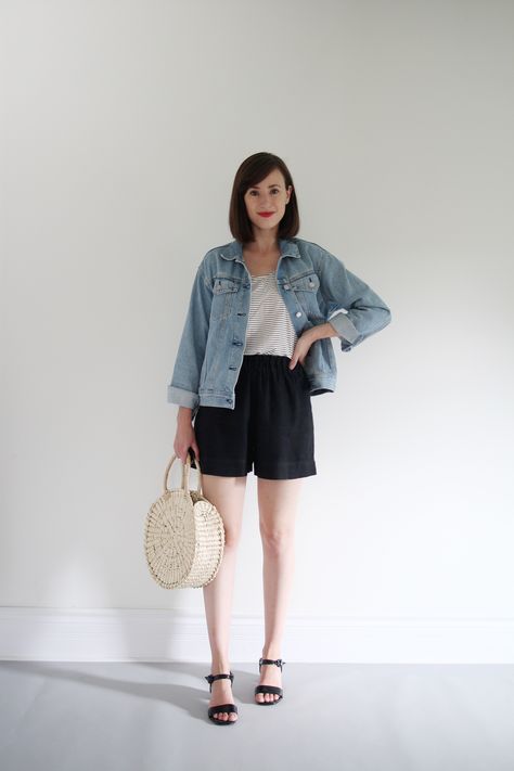 Black Block Heel Sandals Outfit, Handbag Outfit Casual, Denim Jacket And Shorts Outfit, Casual Sandals Outfit, Block Heels Outfit Casual, Black Sandals Outfit Casual, Summer Outfits Black Shorts, Blue Linen Shorts Outfit, Styling Black Shorts