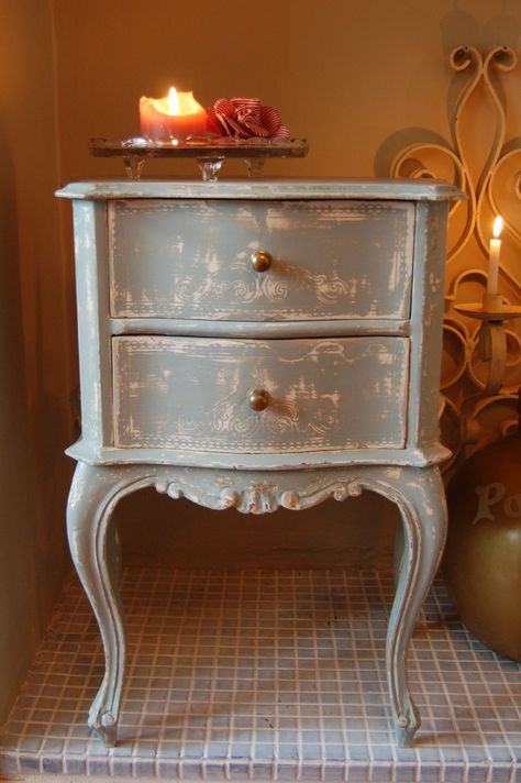 25 Amazing Vintage Side Table Designs French Bedside Tables, French Painted Furniture, Restored Furniture, End Table Makeover, Pretty Furniture, Vintage Bedside Table, Antique Side Table, Table Decorating, Furniture Flips