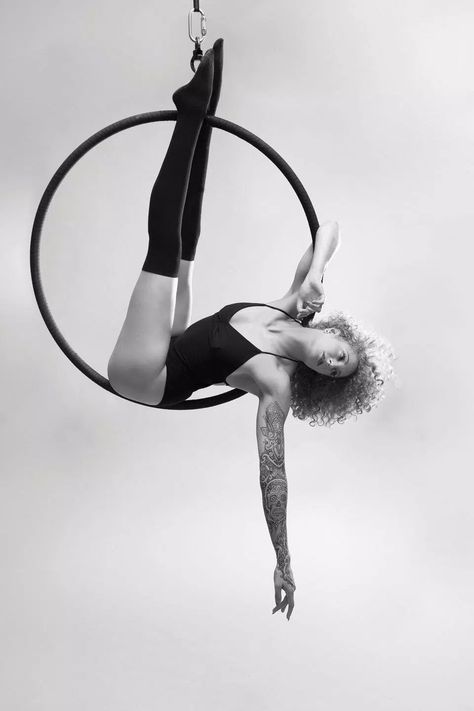 Aerial Hoop Moves, Lyra Aerial, Aerial Hoop Lyra, Aerial Gymnastics, Aerial Yoga Poses, Dance Photo Shoot, Aerial Fitness, Aerial Acrobatics, Aerial Dance