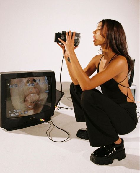 camcorder photoshoot Artist Photoshoot, Y2k Photoshoot, Studio Photoshoot Ideas, Grad Photoshoot, Photoshoot Studio, Creative Photoshoot Ideas, Glam Photoshoot, Creative Portrait Photography, Model Inspo