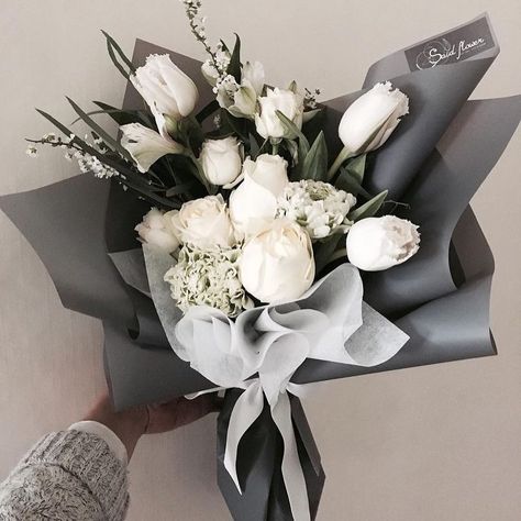 white and grey flowers, luxury florals, flower arrangement Modern Bouquet, Bouquet Wrapping, Bouquet Wrap, Flowers Bouquet Gift, How To Wrap Flowers, Bouquet Arrangements, Grey Flowers, Trendy Flowers, Deco Floral