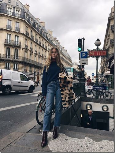 The ultimate 7 Feel-Good must haves every fashionable woman needs in January 2017 Fall Fashion Coats, French Girl Style, Navy Blue Sweater, Moda Chic, Elegante Casual, Stil Inspiration, Looks Street Style, Mode Inspo, 가을 패션