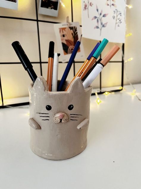 Mug Air Dry Clay, Air Dry Clay Desk Accessories, Air Clay Mug, Clay Stationary Holder, Air Dry Clay Storage, Air Dry Clay Mug Ideas, Clay Holders Diy, Air Dry Clay Organizer, Air Dry Clay Useful Projects