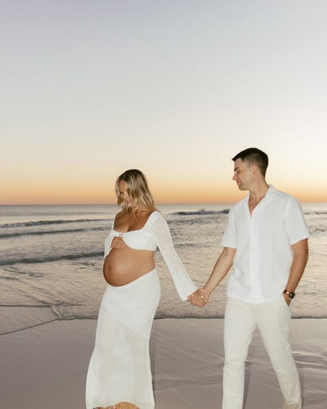 Beach maternity picture pics by Jayleigh Flood Pregnancy Photo Shoot Ideas, Beach Sunset Pictures, Pictures At The Beach, The Beach Sunset, Summer Photo Shoot, Pregnancy Photo Shoot, Photo Shoot Ideas, Pregnancy Photo, Beach Maternity