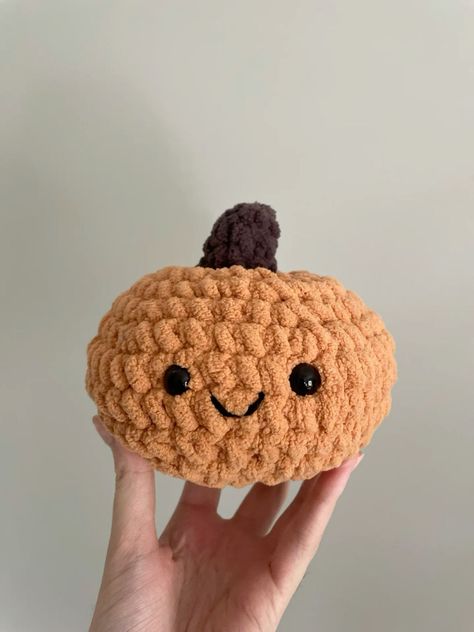 Cute Fall Crochet Plushies, Crochet Pumpkin Stuffed Animal, Fall Crochet Stuffies, Crochet Pillow Halloween, Fall Crochet Plushie Patterns, Cute Crochet Pumpkin, Crochet Big Project, September Crochet Ideas, Fall Crochet Stuffed Animals