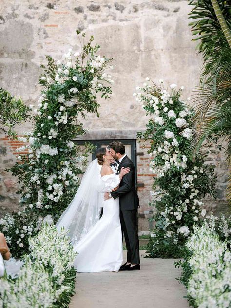 Summer Wedding Trends, Alter Flowers, Wedding Arches Outdoors, Wedding Alters, Floral Arch Wedding, Wedding Ceremony Arch, Wedding Arch Flowers, Arch Flowers, Wedding Altars