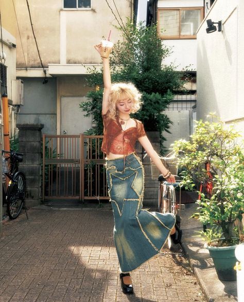 Y2K fashion, denim maxi skirt outfit, lace top Fashion 60s, Jean Skirt Outfits, Fashion 90s, Long Skirt Outfits, Denim Skirt Outfits, Maxi Skirt Outfits, 90's Fashion, Vintage Star, Mode Chic