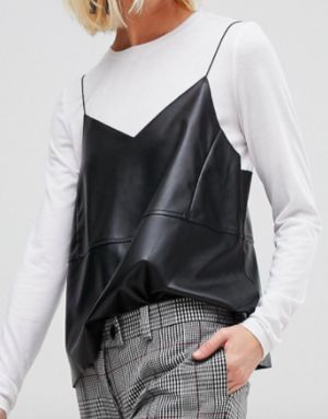 Leather Sleeveless Top, Leather Top Outfit Ideas, School Outfit Winter, Jeans Outfit Aesthetic, Tops For Winter, Winter Outfit Casual, Leather Couture, Leather Tops, Leather Looks